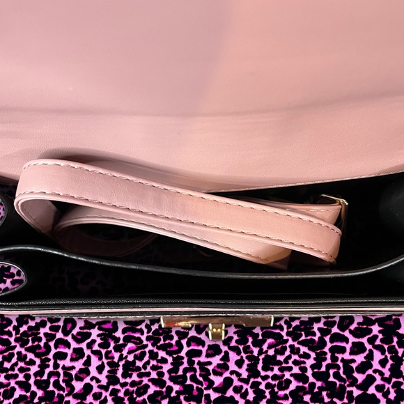 Pink snakeskin print medium sized rectangular shaped purse with detachable strap - Picture 3 of 4